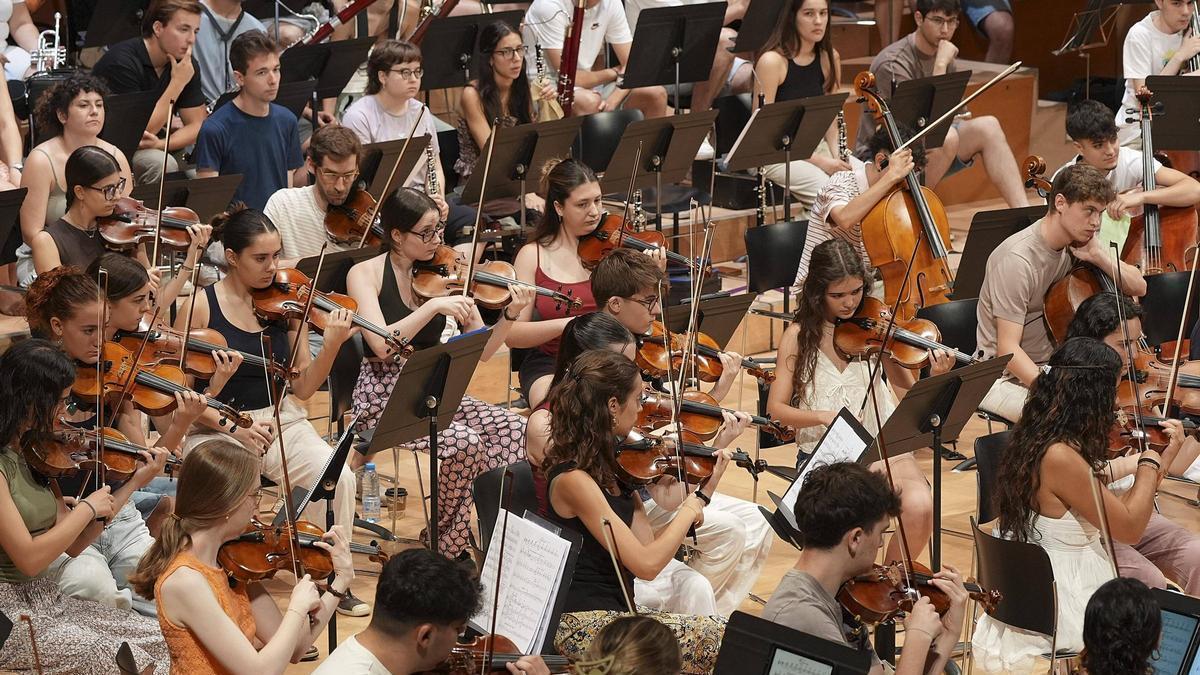 Una part de la Jove Orquestra de les Comarques Gironines durant l'assaig obert del passat divendres.