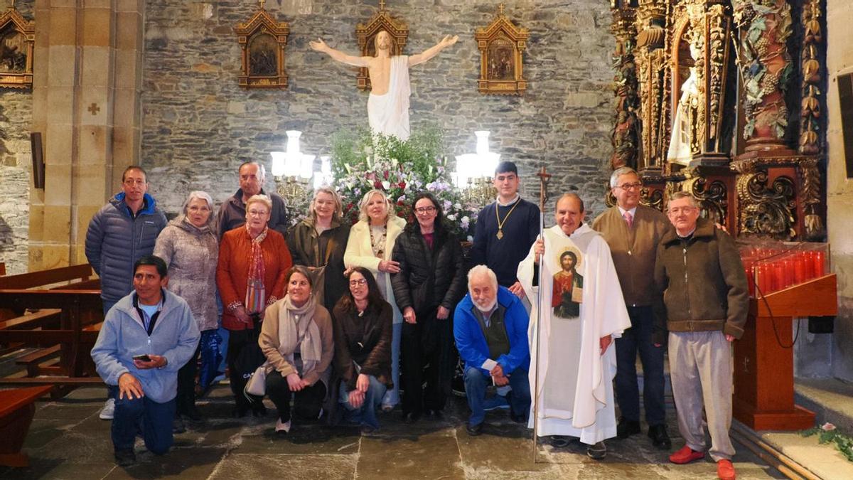 Imagen de grupo de las personas que hicieron posible la procesión.
