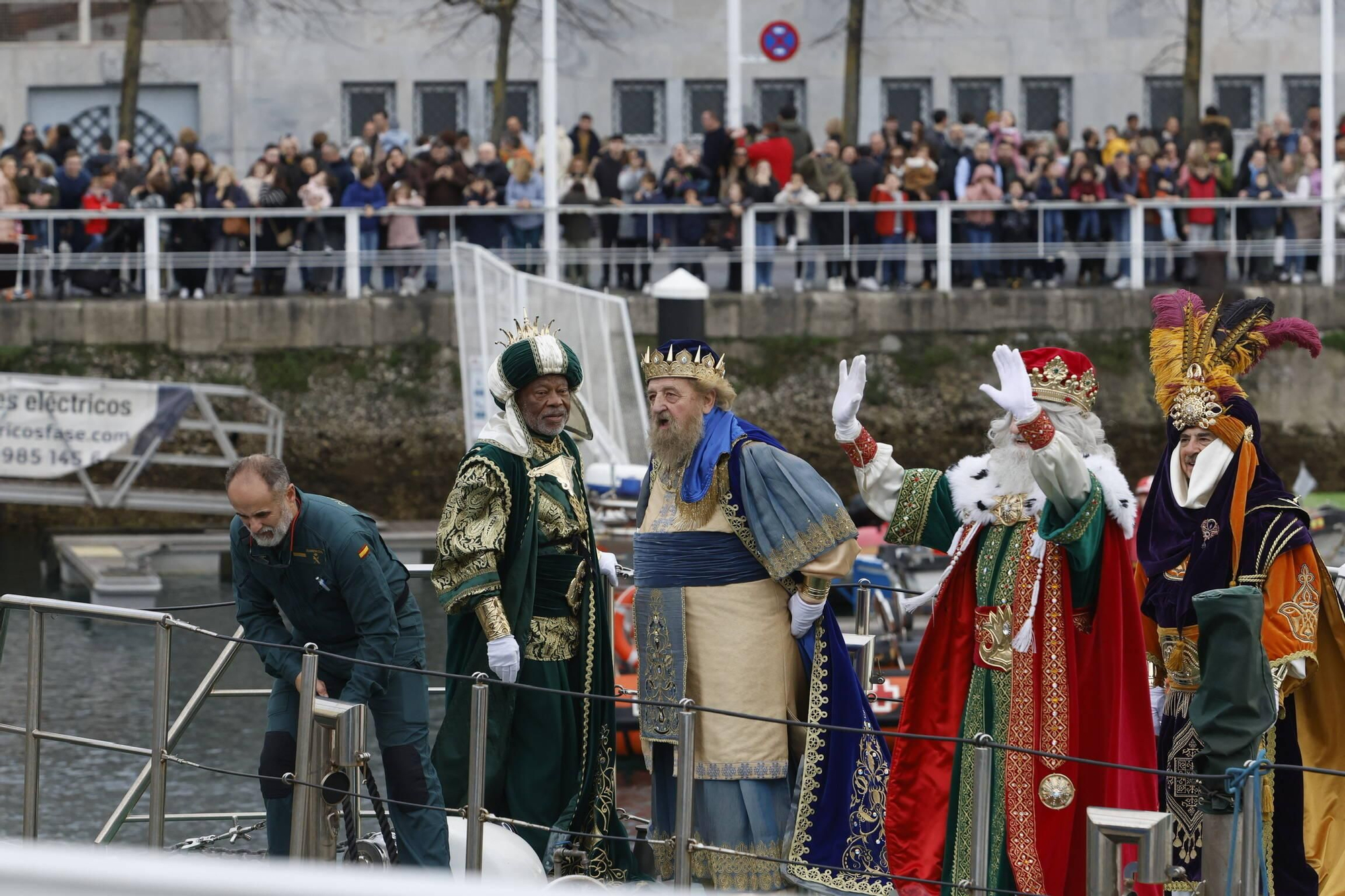 En imágenes: Los Reyes Magos desembarcan en Gijón