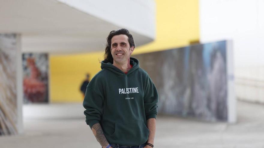 Julián Fuentes Reta, director de escena, estrena "Cucaracha" este sábado en el Niemeyer: "El teatro es un antídoto brutal contra el individualismo"