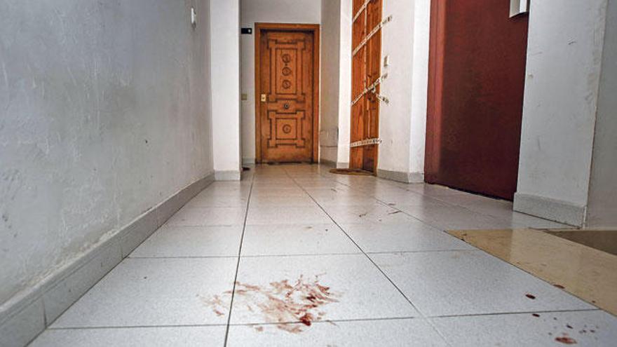 Manchas de sangre en el rellano del piso donde ocurrieron los hechos, en la calle Gabriel Maura.