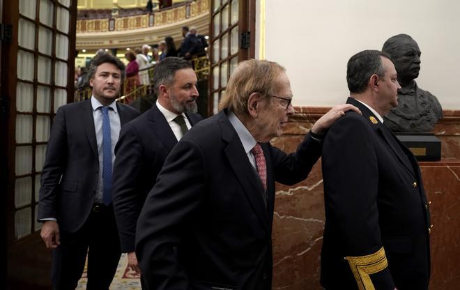 Ramón Tamames abandonando el Congreso.