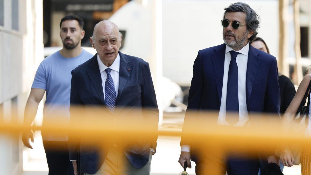 Jorge Fernández Díaz es dirigeix a l’Audiència Nacional per declarar pel cas Kitchen, ahir.  | MARISCAL / EFE