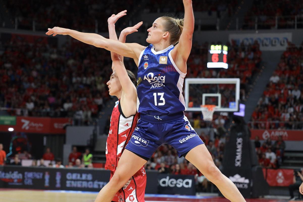 Helena Pueyo y Leo Fiebich, por los aires durante un encuentro del Casademont y del Valencia en el Felipe
