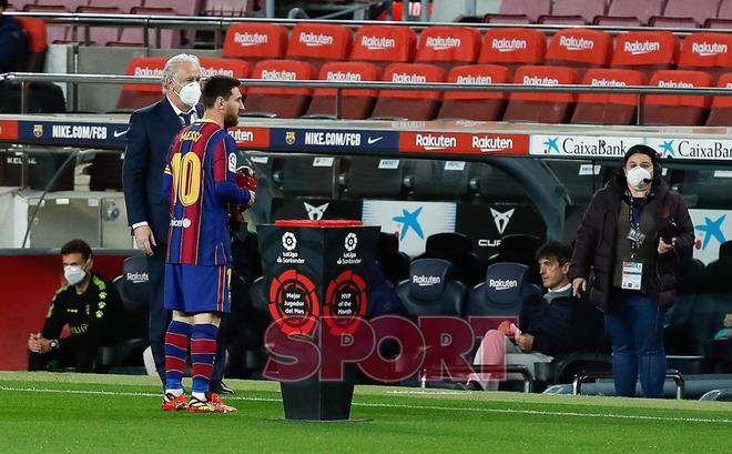 Leo Messi, ante el Huesca, igualaba a Xavi Hernández como jugador con más presencias oficiales en el primer equipo (767) y recibió el trofeo como Mejor Jugador del Mes de la LFP