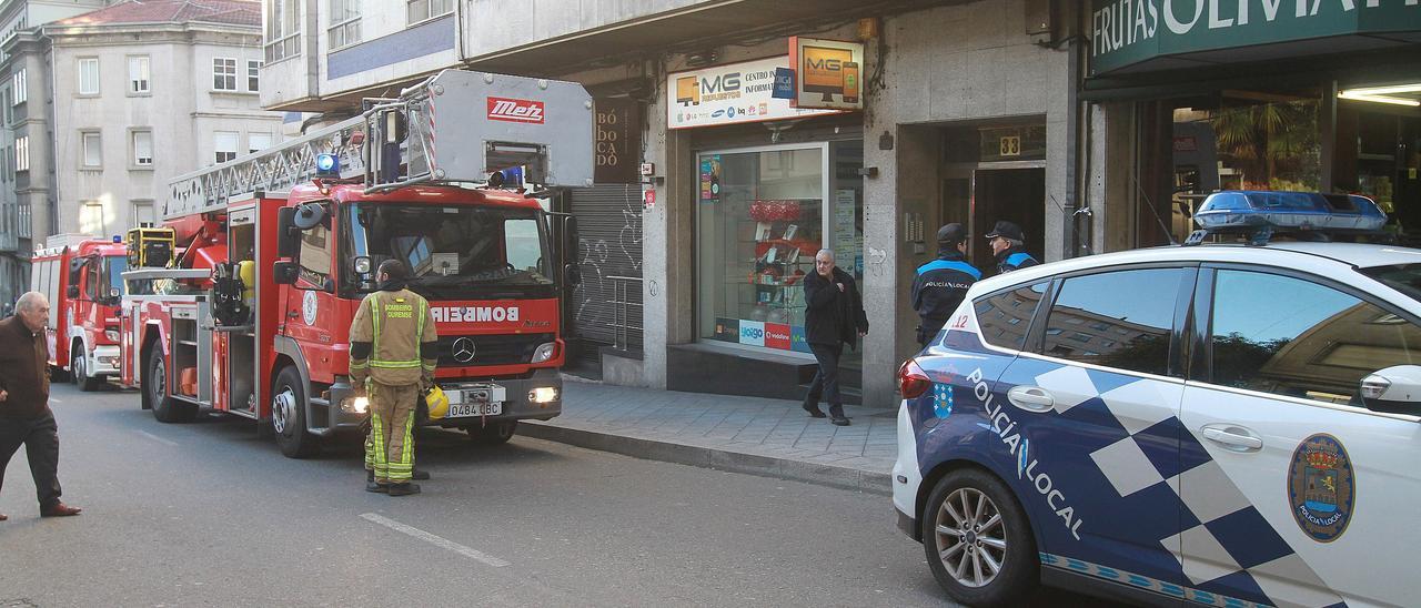Los bomberos actúan en un incendio en un piso con la luz enganchada ilegalmente en Ourense.
