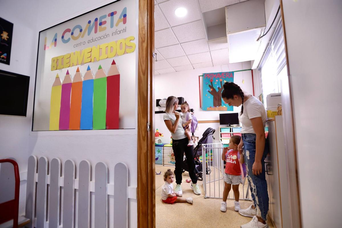 Profesoras acompñan a sus alumnos en una escuela infantil.