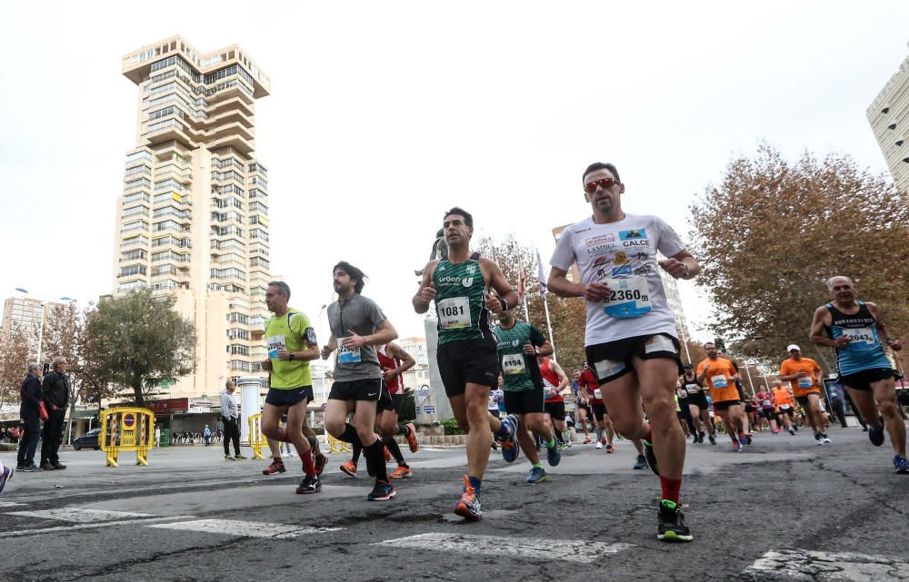 Los veteranos atletas triunfan en la prueba de Benidorm que reunió a más de 2.500 deportistas.