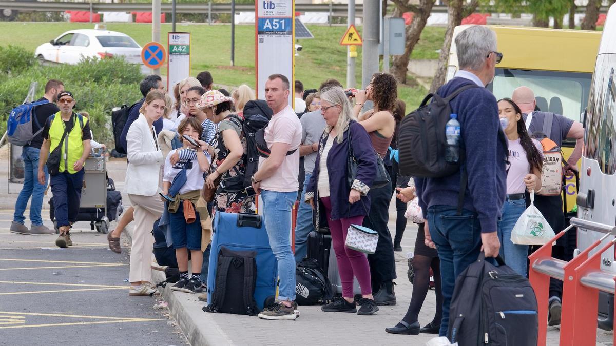 Un grupo de viajeros espera el autobús en la nueva estación del aeropuerto de Palma