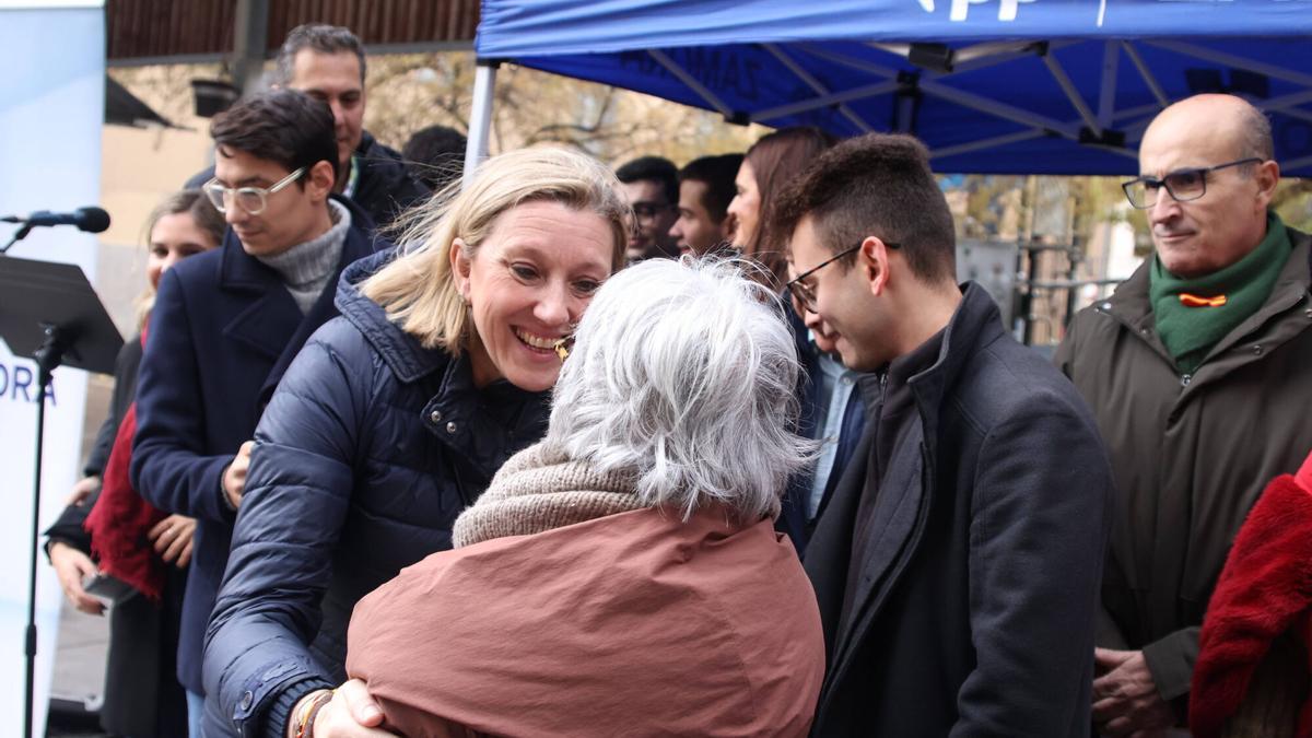 Isabel Blanco, tras su regreso de Argentina, en el reparto de ejemplares de la Constitución en Santa Clara.