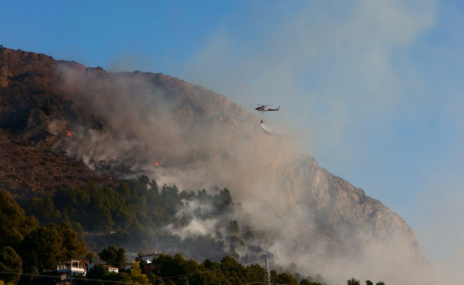 Estas son las imágenes del incendio de Altea Hills y el Mascarat