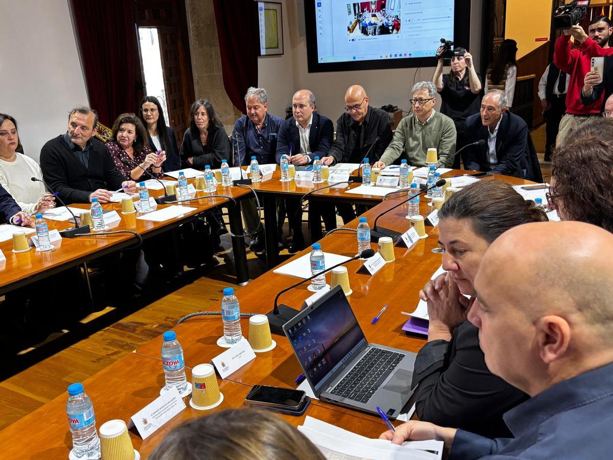Algunos de los asistentes a la Mesa del Calzado de Elche