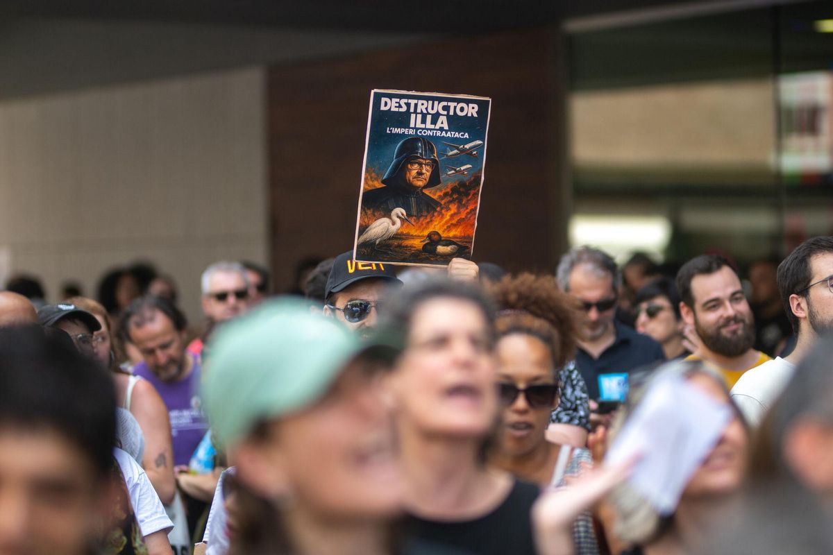 Una persona sujeta un cartel de protesta durante una concentración contra la ampliación del Aeropuerto Josep Tarradellas Barcelona-El Prat?, a 14 de junio de 2025, en El Prat de Llobregat, Barcelona, Catalunya (España). El objetivo de la protesta, convocada por la plataforma Ni un pam de Terra, es mostrar el rechazo ciudadano al proyecto de ampliación de la tercera pista del aeropuerto que, según los convocantes, tendrá un grave impacto ambiental y social sobre espacios protegidos como La Ricarda y el Remolar, en el delta del Llobregat. 14 JUNIO 2025;AEROPUERTO;MANIFESTACIÓN;AMPLIACIÓN;PROTESTA Lorena Sopêna / Europa Press 14/06/2025. Lorena Sopêna;