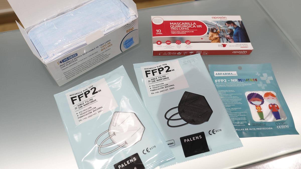 Mascaretes quirúrgiques i FFP2 en una farmàcia de Girona, aquest dilluns al matí.