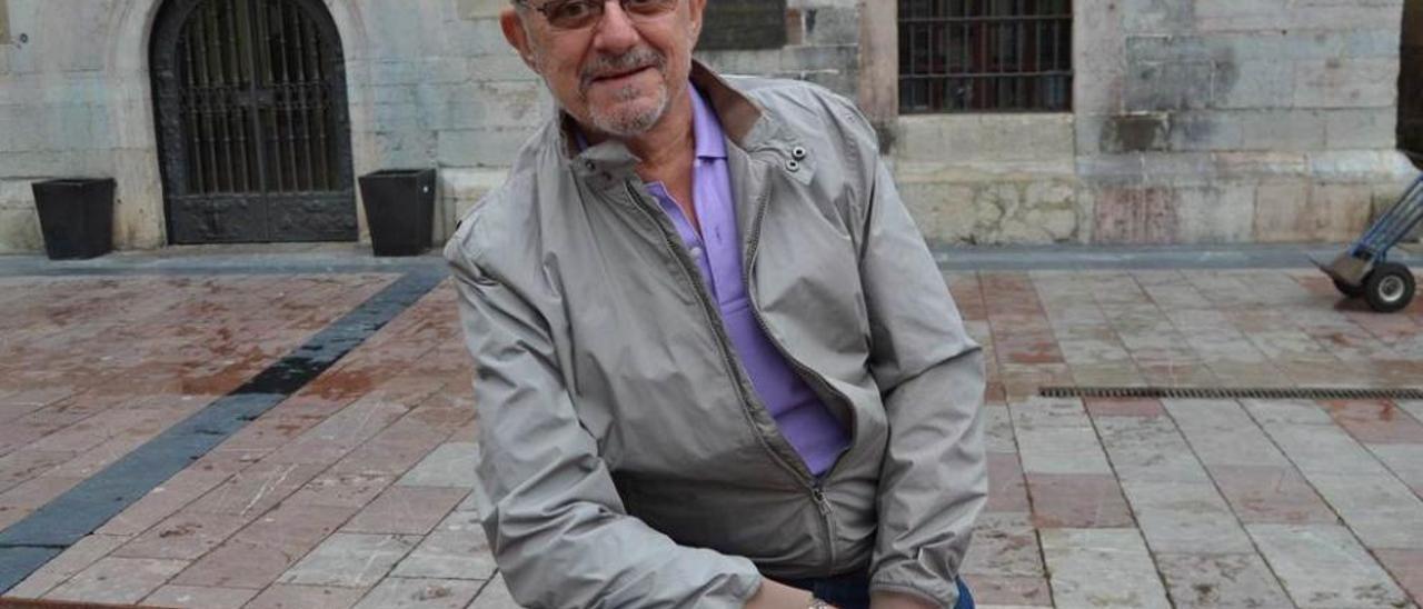 Carlos Jiménez Escolano, frente al Ayuntamiento de Ribadesella.