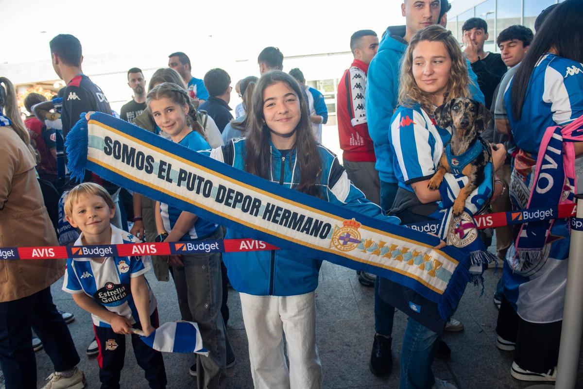 La afición acude en masa a Alvedro para recibir al Dépor tras la victoria en Cádiz