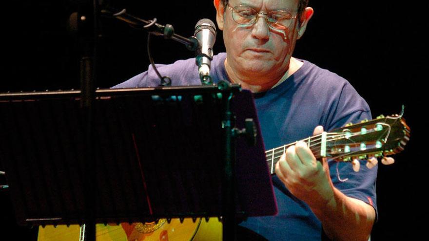 Silvio Rodríguez durante un concierto en 2004.