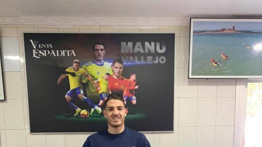 De atender en la barra del bar a golear con el Oviedo: la historia de Manu Vallejo