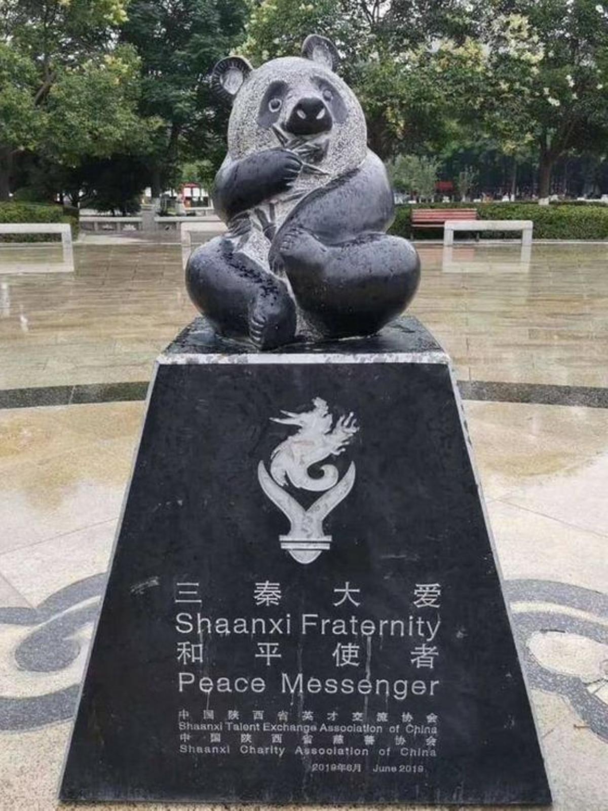 Oso panda de mármol instalado en la calle Dolores Barranco