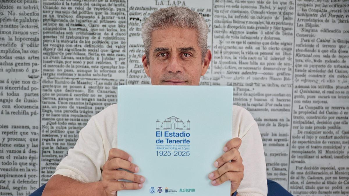 Luis Padilla, con un ejemplar de 'El Estadio de Tenerife'