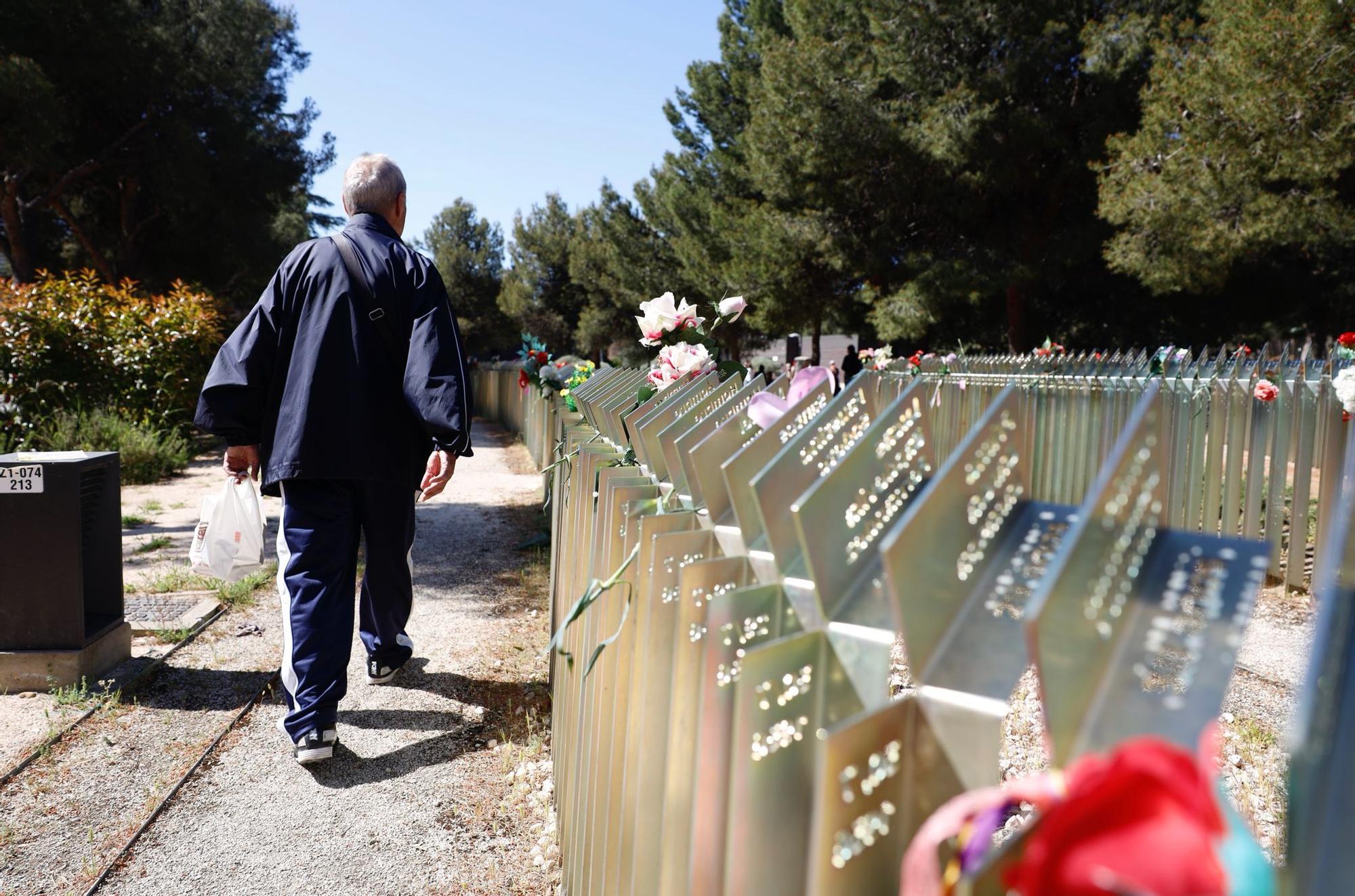 En imágenes | El cementerio de Torrero acoge un emotivo homenaje por el día de la República