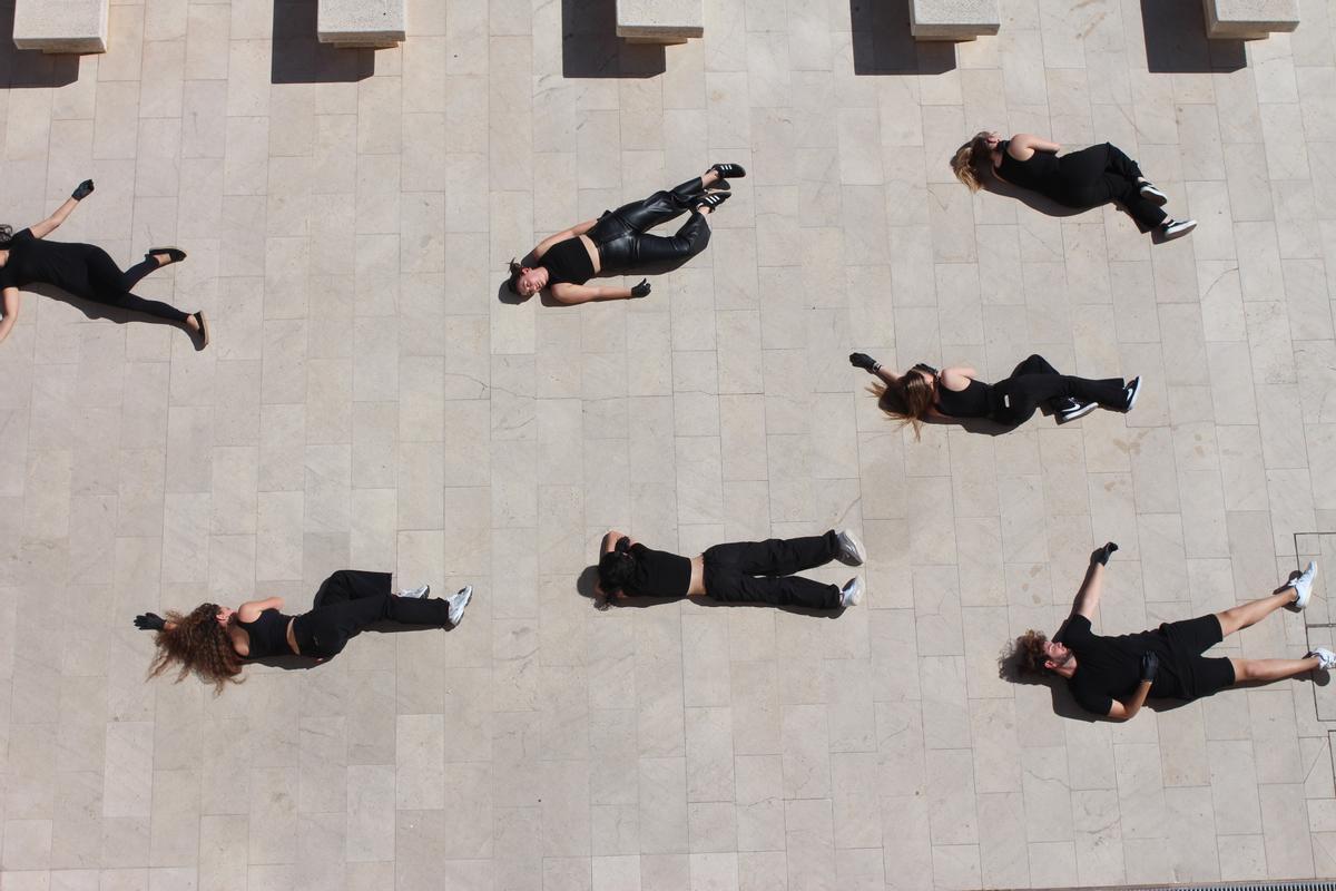Los alumnos se han arrojado al suelo dle campus para representar la muerte del periodismo en una sociedad libre.