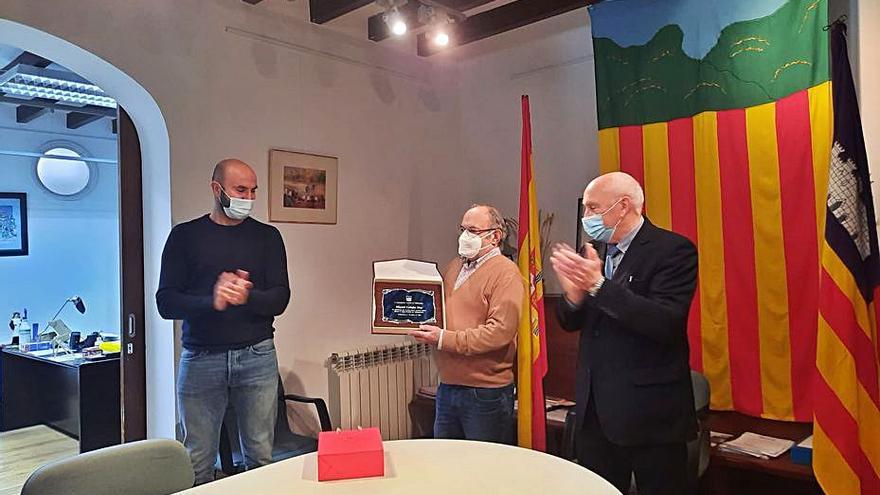 El ayuntamiento de Valldemossa rindió ayer un pequeño homenaje a Miquel Calafat.