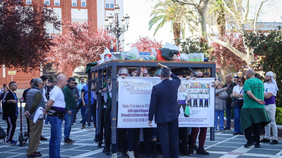 Ensayo solidario de la Asociación de Costaleros y Capataces San José, una de las iniciativas que llevan a cabo cada año para reunir alimentos para los comedores sociales.