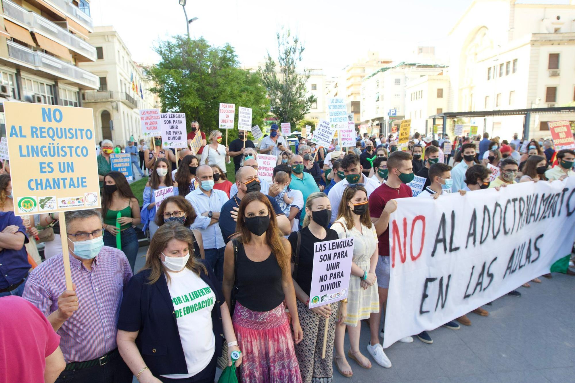 Cerca de 200 personas cargan en Alicante contra la Ley de Plurilingüismo
