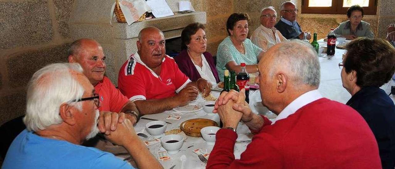 Carmen Carril (quinta por la derecha) en el Xantar de Amizade del año pasado. // Bernabé/Javier Lalín