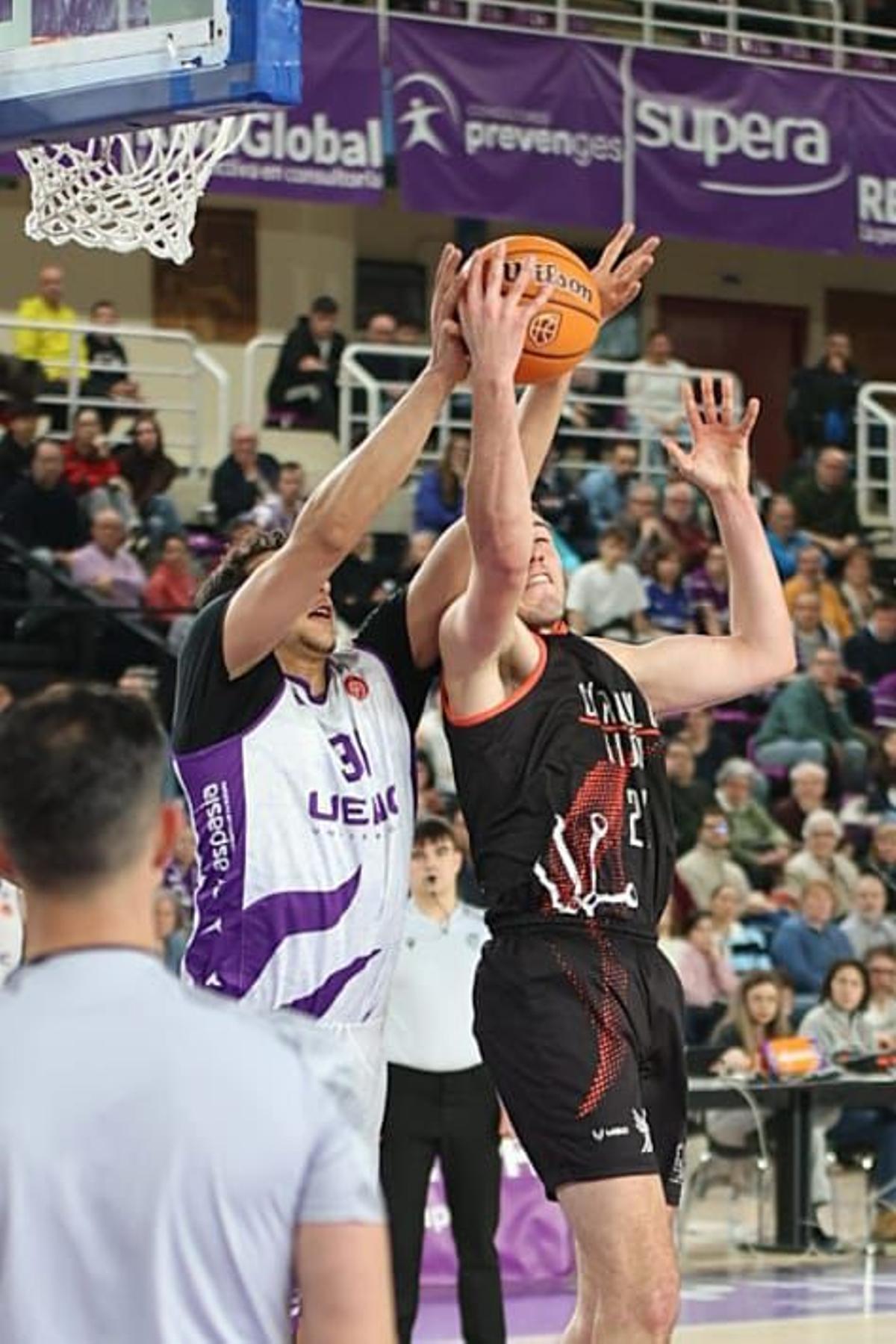 Javi Menéndez disputa un rebote con Montilla, jugador del Valladolid.