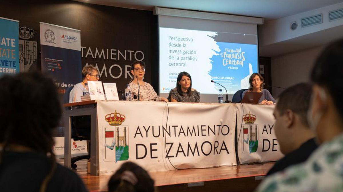 Tarde de conferencias en La Alhóndiga, promovida por Aspace Zamora.