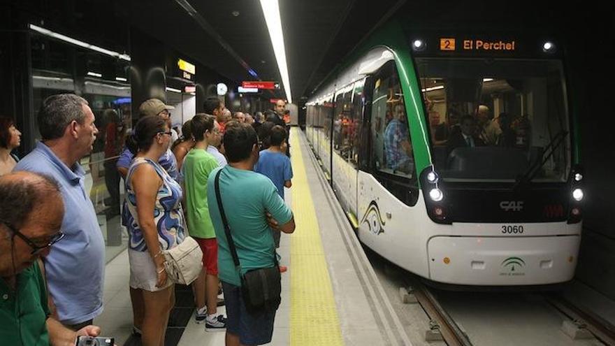 Viajeros en la estación del metro en El Perchel.