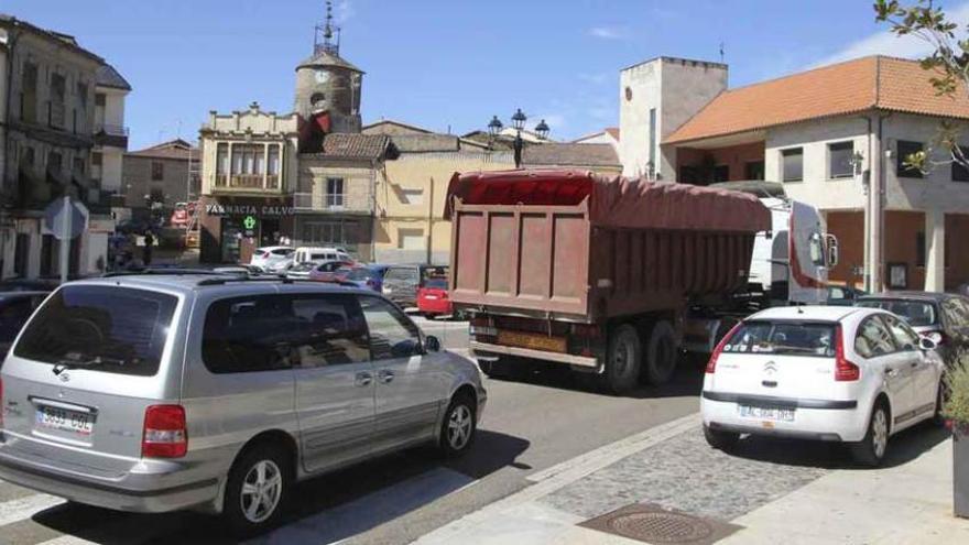 Vehículos atravesando la carretera N-122 por Alcañices donde el tránsito es continuo con gran afluencia de camiones por el corazón de la villa.
