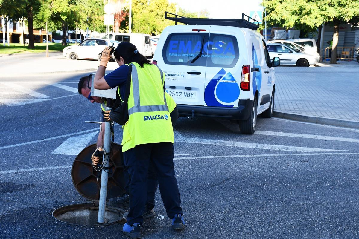 Trabajos de limpieza de la red de saneamiento de Córdoba realizados por Emacsa.