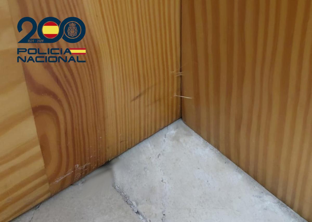 Hilos de pegamento detectados en una puerta que los ladrones habían marcado.