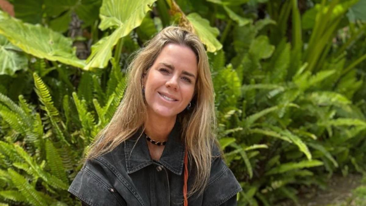 Amelia Bono provoca verdadera necesidad con esta camisa blanca con bordados