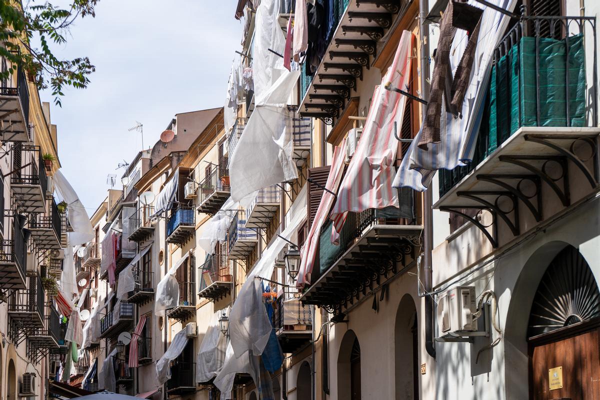 Calles estrechas, con ropa tendida en el corazón de Palermo.