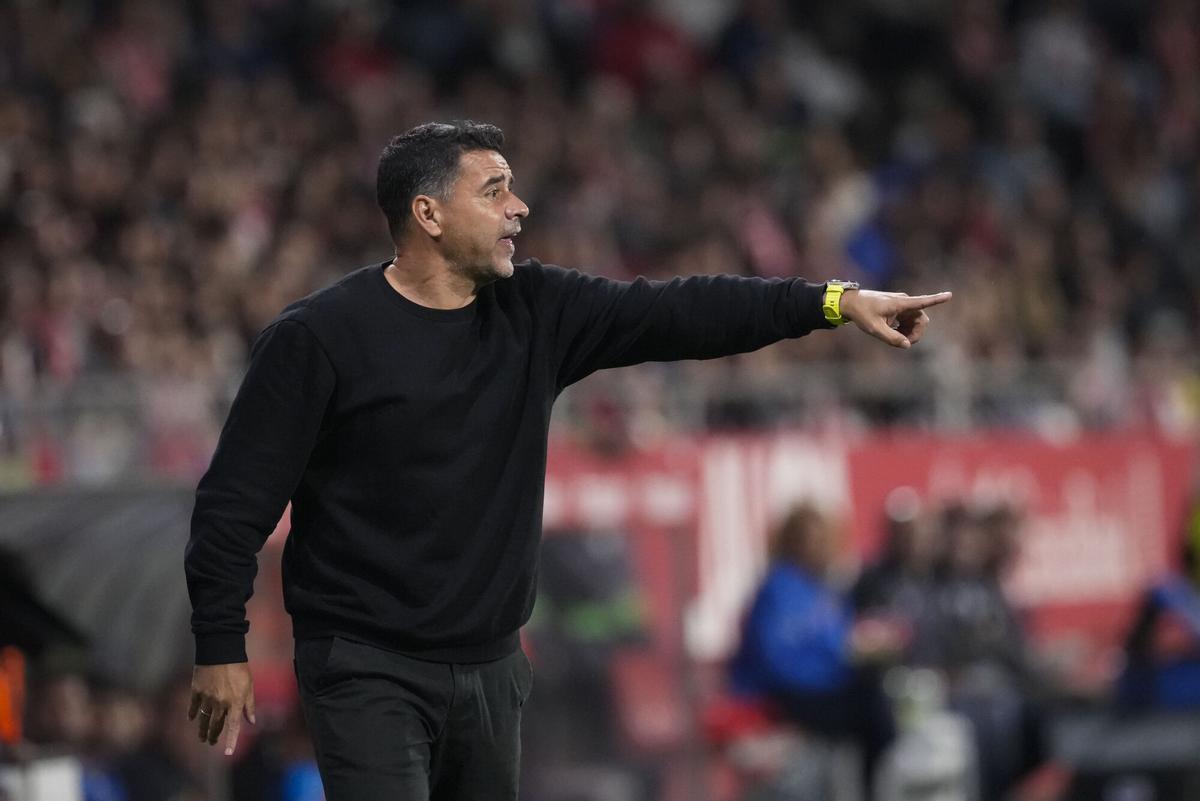 Míchel da instrucciones a sus jugadores en el partido ante el Mallorca de este viernes.