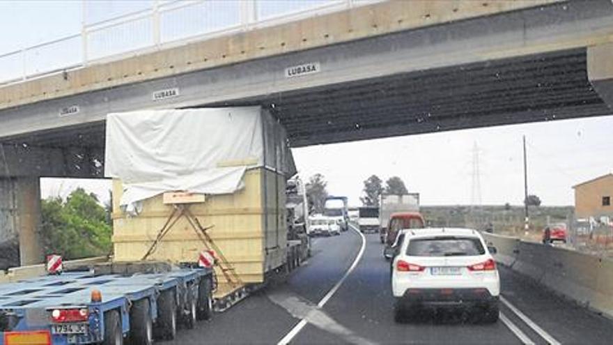 CAMIÓN ENCAJADO EN UN PUENTE DE    LA 340 EN VILA-REAL