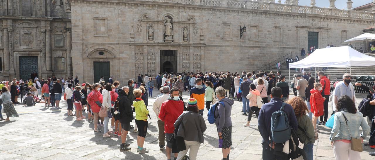 Turistas ante la puerta santa de la Catedral de Santiago