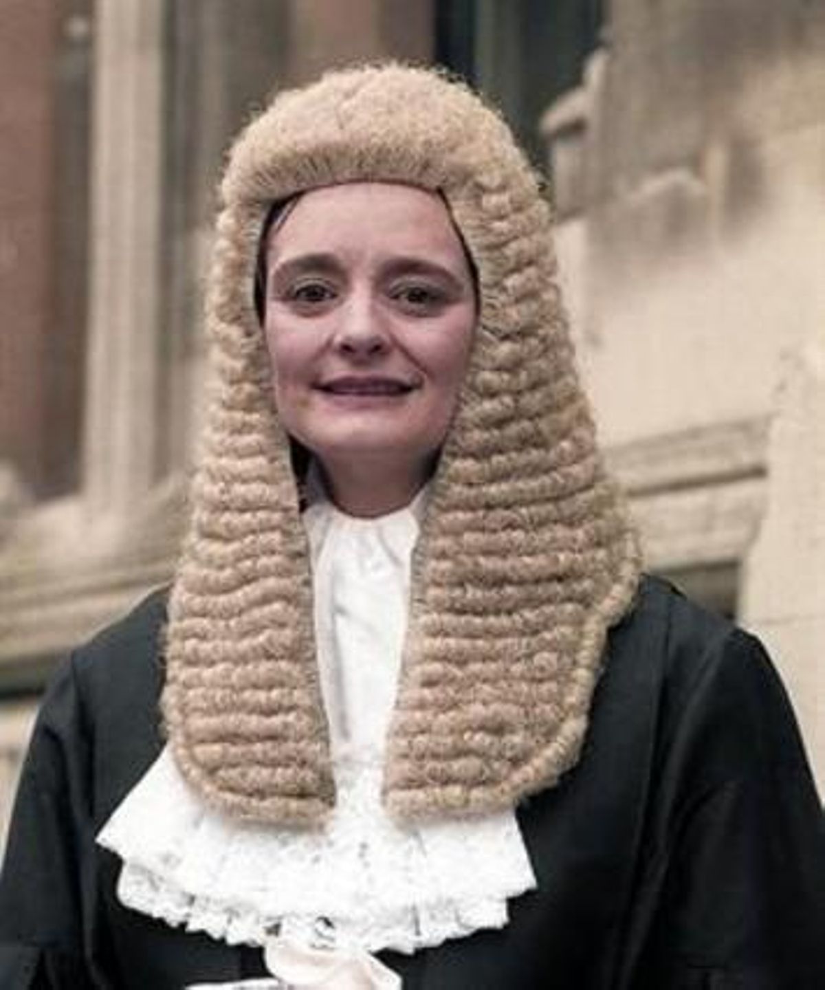 Jutge. Cherie Blair, amb l’emblema tradicional del sistema legal. Jutge. Cherie Blair, amb l’emblema tradicional del sistema legal.