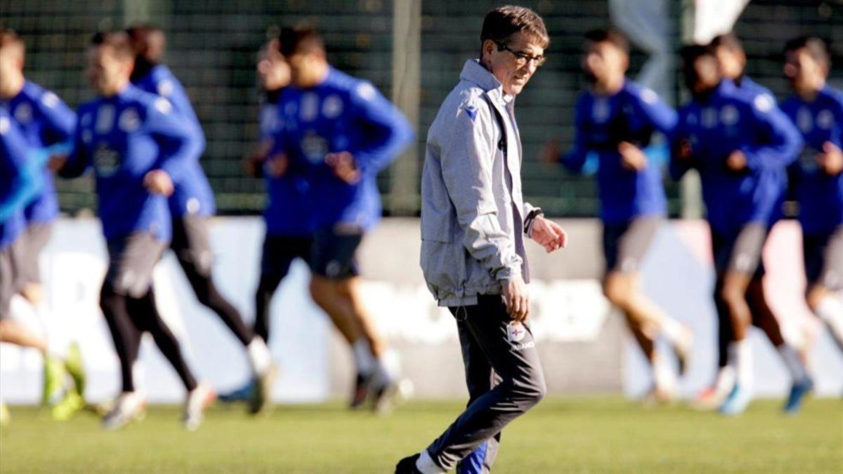 Fernando Vázquez, durante un entrenamiento del Deportivo