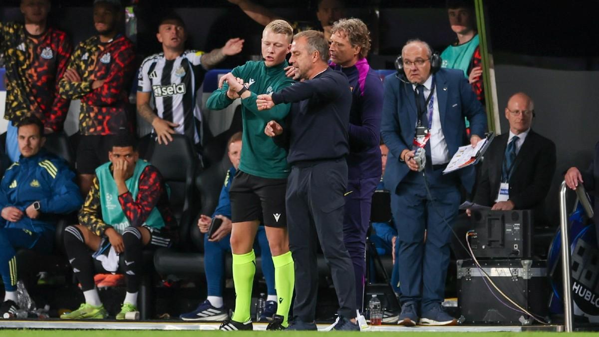 Hansi Flick contrasta el tiempo extra añadido con el cuarto árbitro