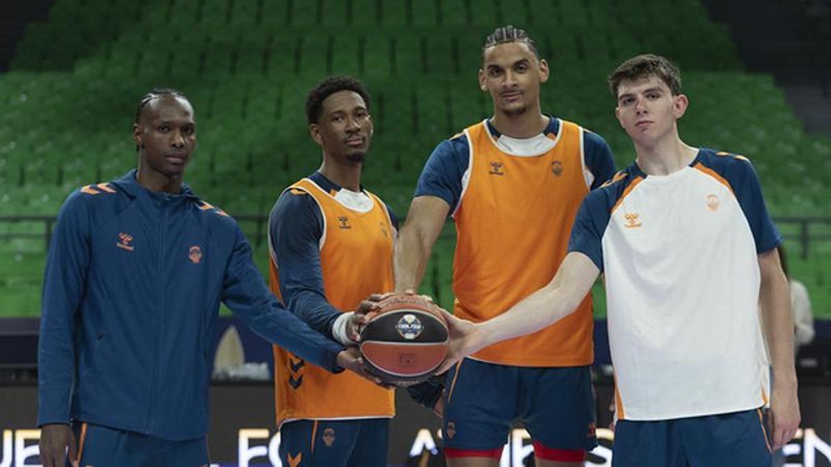Badio, Taylor, Sako y De Larrea