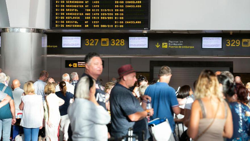 Un grupo de pasajeros de Thomas Cook espera en el aeropuerto de Gran Canaria a su repatriación.