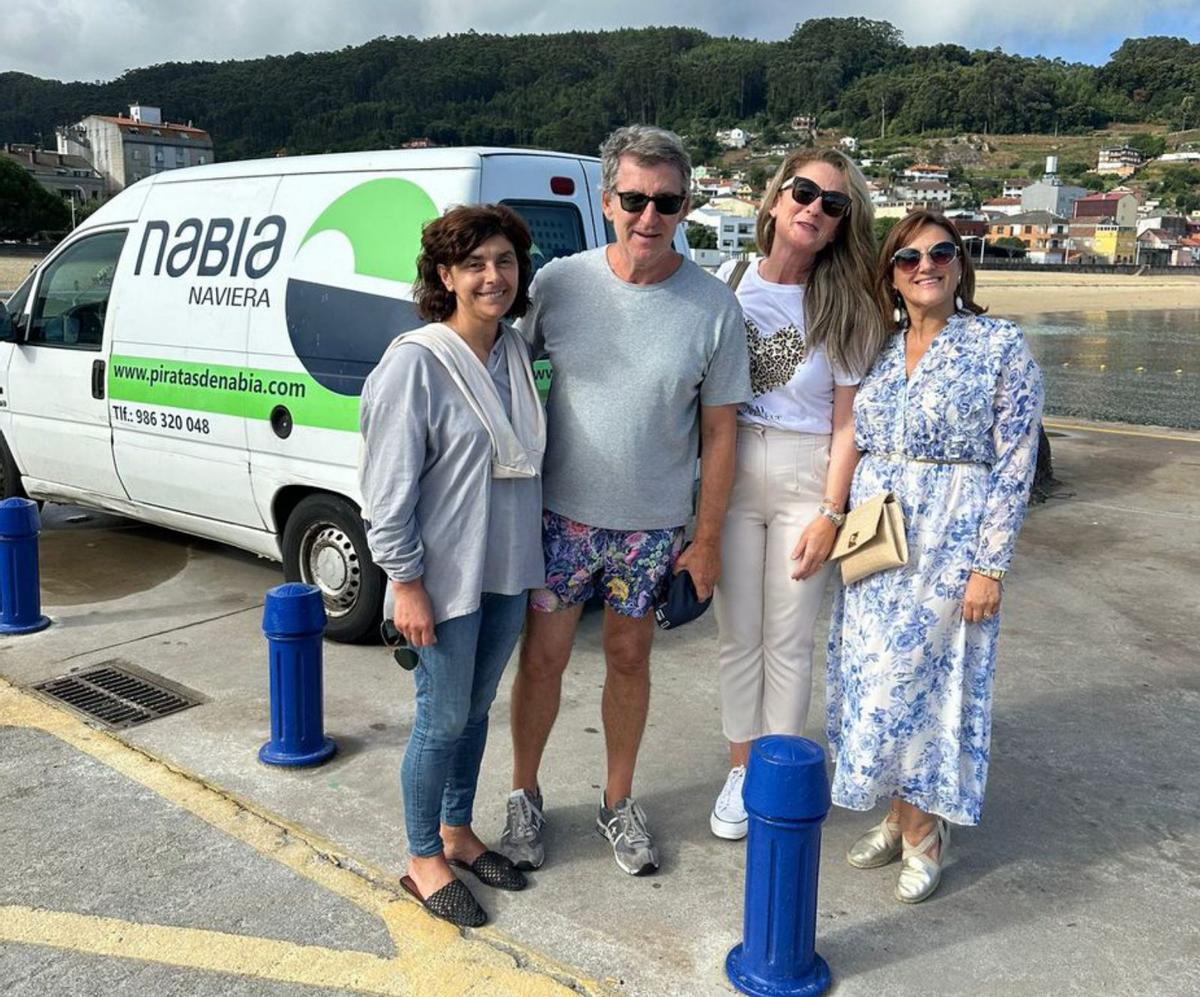 Elena Estévez, Macame Núñez y Marta Liméns con Feijóo. |  // FARO