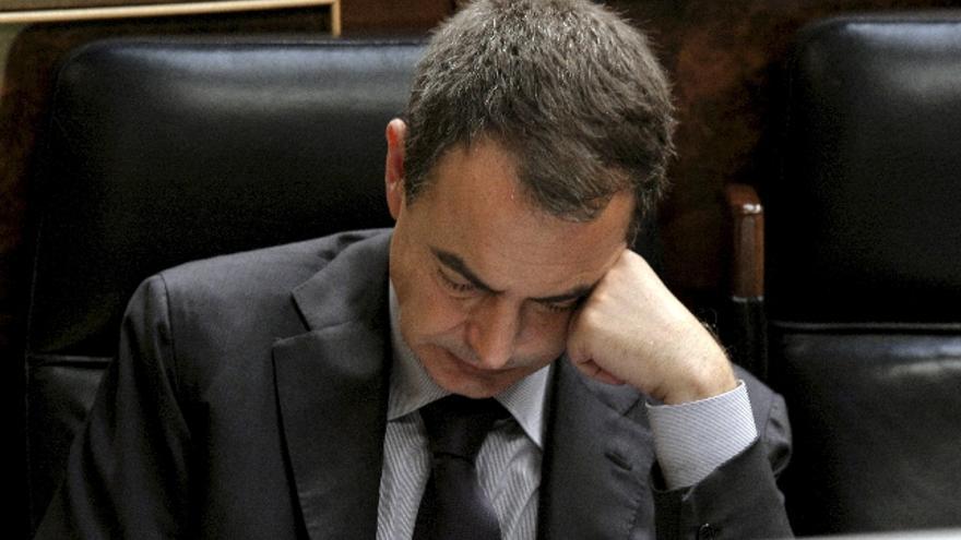 El candidato del PSOE a la Presidencia del Gobierno, José Luis Rodríguez Zapatero, toma notas durante la segunda jornada del debate de investidura, celebrado hoy en el Congreso de los Diputados.