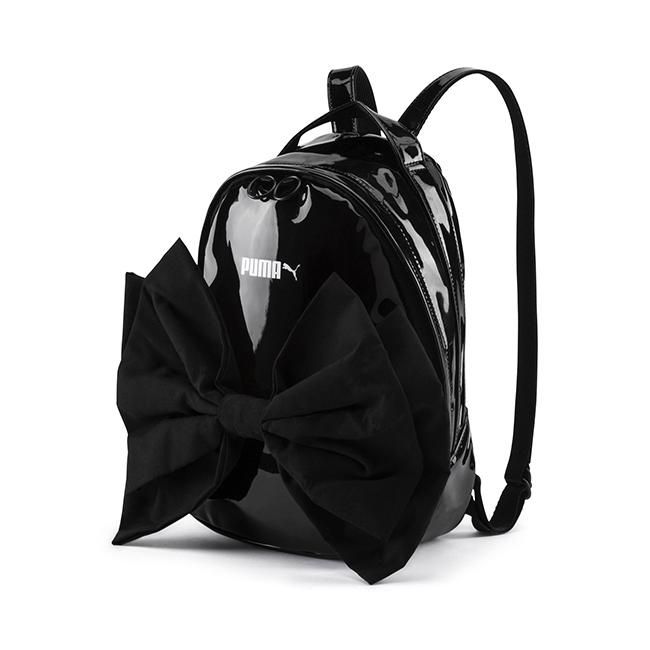 Mochila negra con lazo gigante de adorno