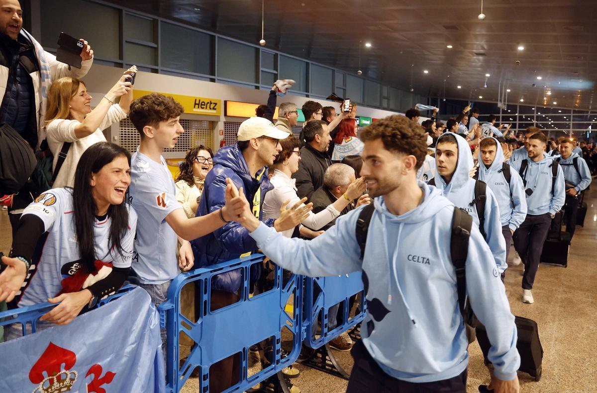 La llegada del Celta a Peinador tras la victoria ante el Olympique de Lyon